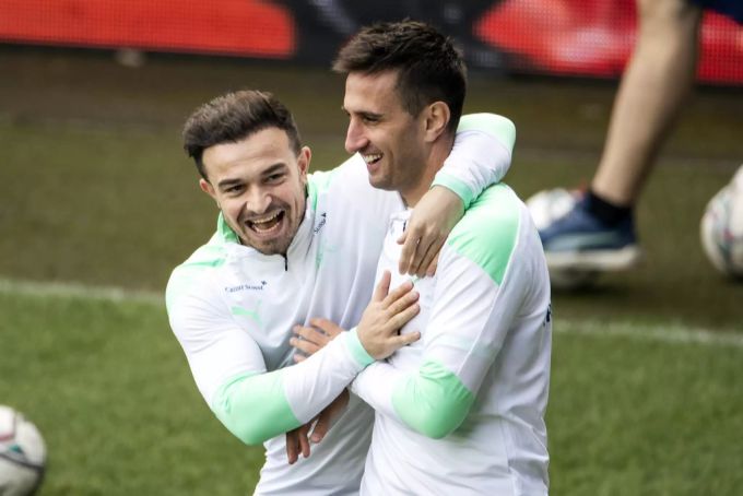 Xherdan Shaqiri und Mario Gavranovic heute beim Training in der Swissporarena. Nations League