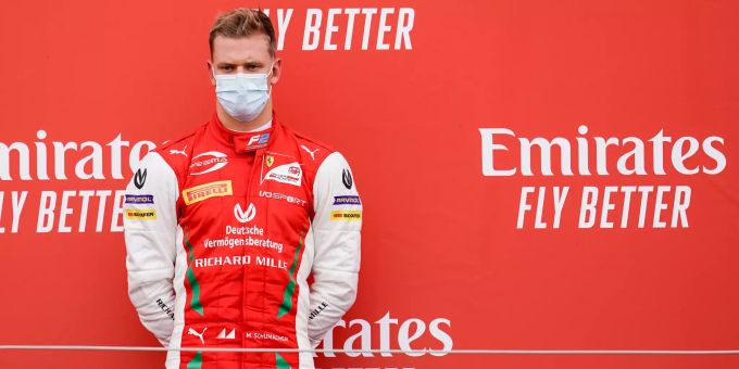 ARCHIV - 09.08.2020, Grossbritannien, Towcester: Mick Schuhmacher aus Deutschland von Team Prema Racing steht als Zweitplatzierter auf dem Podium. Formel 1