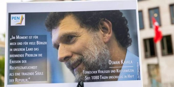 Protestaktion mit einem Konterfei von Osman Kavala vor der Türkischen Botschaft in Berlin. Foto: Christophe Gateau/dpa/Archiv Protestaktion mit einem Konterfei von Osman Kavala vor der Türkischen Botschaft in Berlin. Foto: Christophe Gateau/dpa/Archiv