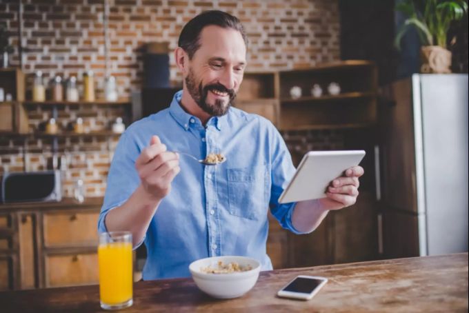 Versuchen Sie im Homeoffice genauso wie im Büro zu essen. Homeoffice