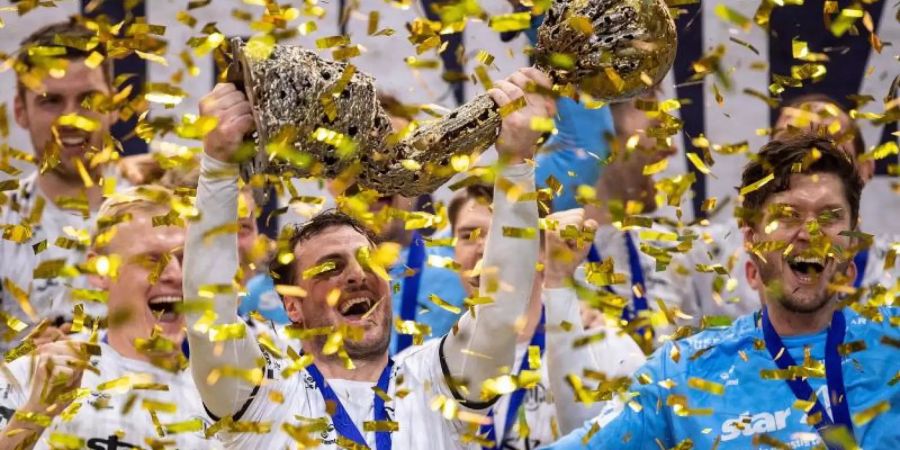 Mit dem unerwartet klaren 33:28-Sieg im Finale gegen den FC Barcelona krönten sich die Kieler in Köln zum vierten Mal nach 2007, 2010 und 2012 zu Europas bester Vereinsmannschaft. Foto: Marius Becker/dpa
