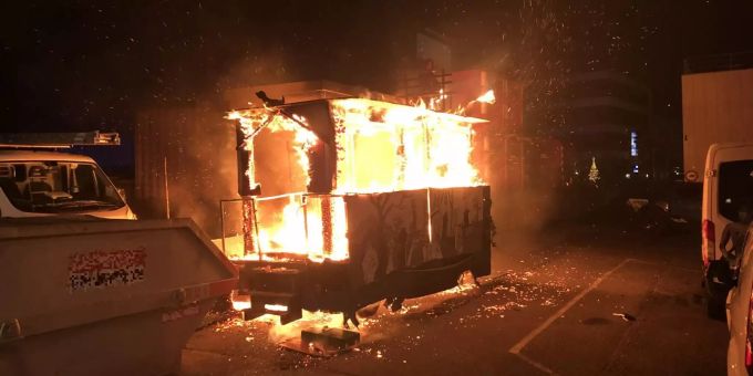 Fasnachtswagen bei Brand komplett zerstört.