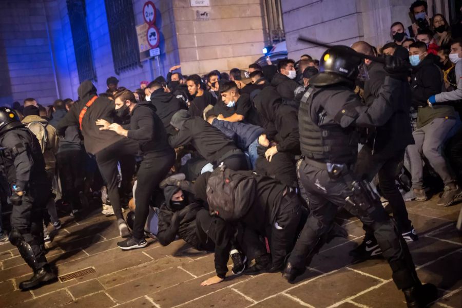 Die Polizei geht bei Zusammenstössen in der Stadtmitte von Barcelona gegen Demonstranten vor.