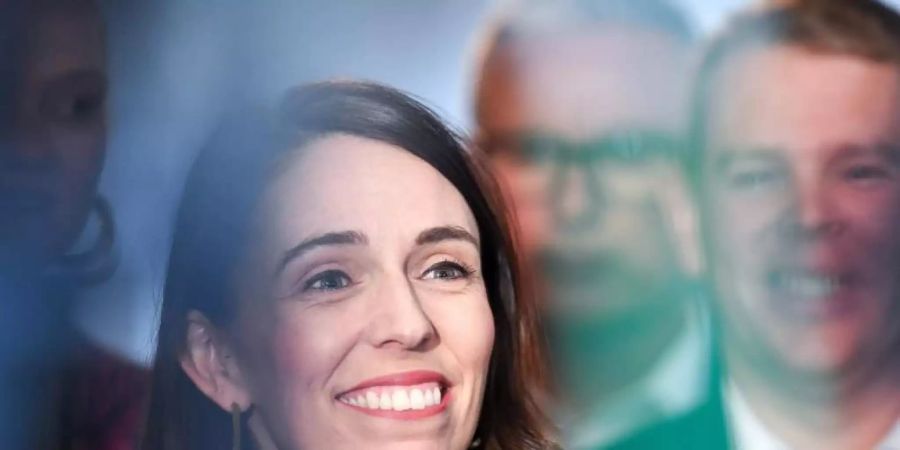 Obwohl ihre Labour-Partei alleine regieren könnte, hat Ministerpräsidentin Ardern die Fortsetzung der Koalition mit den Grünen angekündigt. Foto: Guo Lei/XinHua/dpa