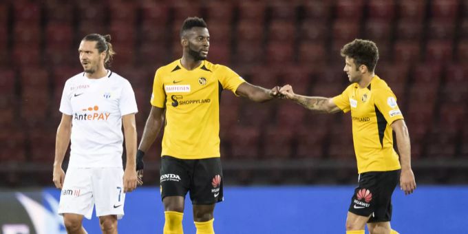 So geht jubeln in Zeiten von Corona: Jean-Pierre Nsame und Miralem Sulejmani machen es vor. So geht jubeln in Zeiten von Corona: Jean-Pierre Nsame und Miralem Sulejmani machen es vor.