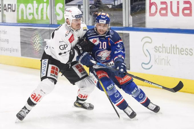 Luganos Alessandro Chiesa (l.) im Duell mit Sven Andrighetto (r.) von den ZSC Lions. ZSC Lions