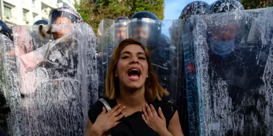 Demonstrantin in Tunis