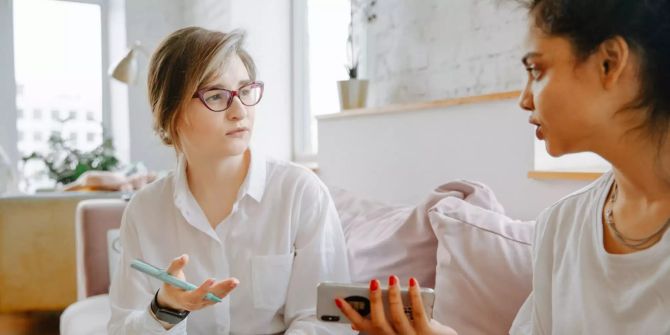 Zwei Frauen diskutieren