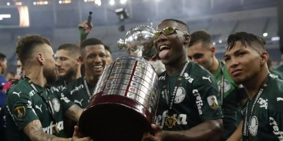 Spieler von Palmeiras Sao Paulo jubeln mit ihrem Pokal. Foto: Ricardo Moraes/Pool Reuters/AP/dpa