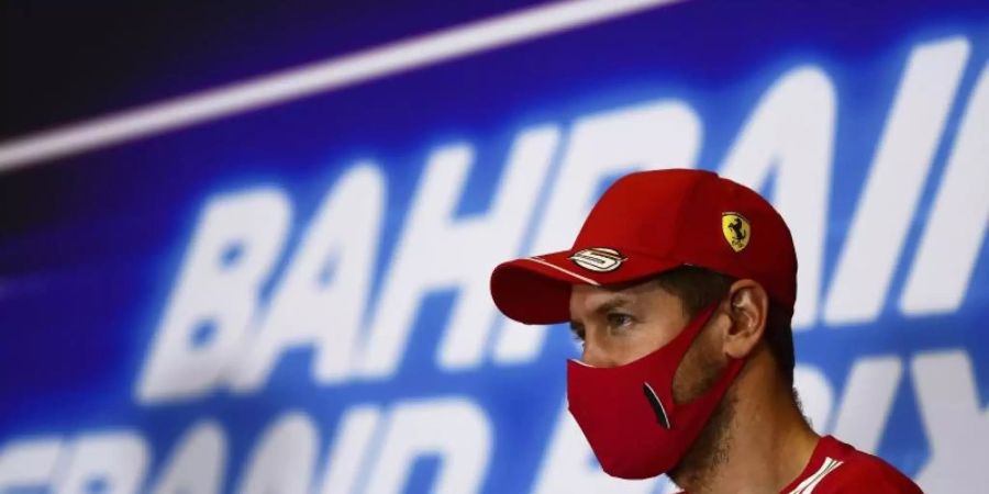 Sebastian Vettel bei einer Pressekonferenz zum Grossen Preis von Bahrain. Foto: Mario Renzi/Pool Getty/AP/dpa