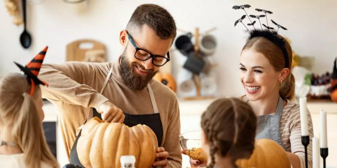 Kürbis schnitzen als Dekoration zu Halloween. Halloween