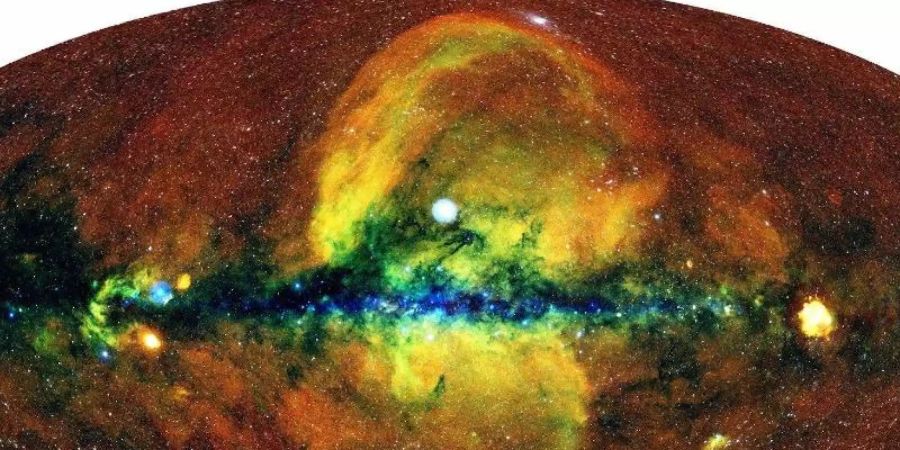 Das deutsche Röntgenteleskop «eRosita» hat knapp eineinhalb Jahre nach seinem Start ins All neue spektakuläre Bilder aus unserer Milchstrasse geliefert. Zu sehen seien riesige Blasen im Lichtraum der Milchstrasse, teilte das Max-Planck-Institut für extraterrestrische Physik (MPE) in Garching mit. Foto: MPE/IKI/dpa