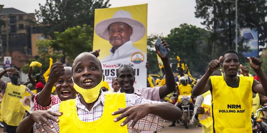 Wahlhelfer und Anhänger des ugandischen Präsidenten Museveni feiern in Kampala, nachdem dieser zum Sieger der Präsidentschaftswahlen erklärt wurde. Foto: Jerome Delay/AP/dpa