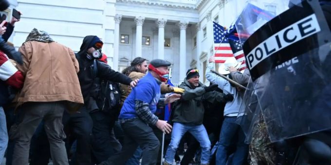 Militante Anhänger von Donald Trump stürmten das Kapitol-Gebäude. Kapitol Arnold Schwarzenegger