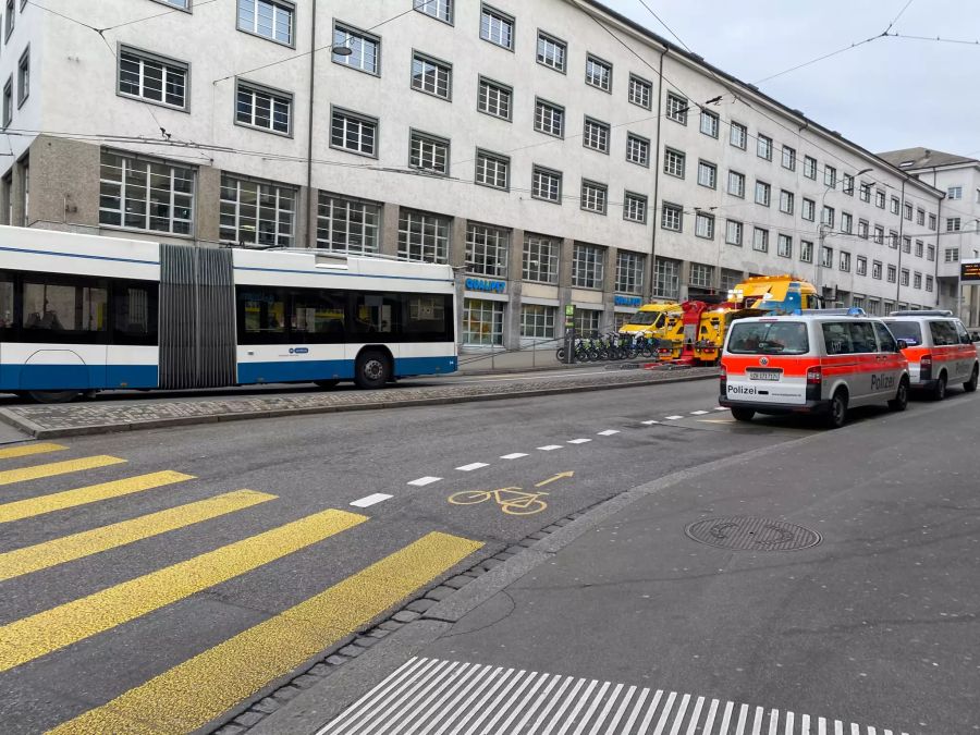 Drei Personen wurden beim Unfall verletzt. Auch der Buschauffeur wurde vorsorglich ins Spital gebracht.