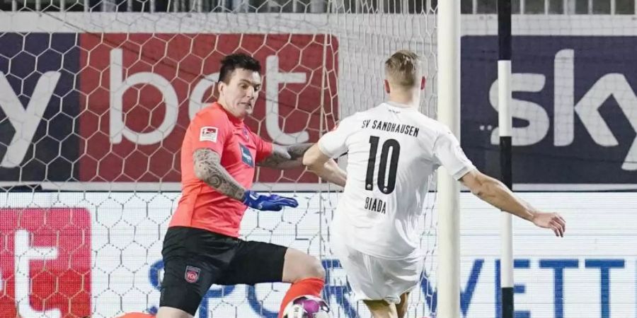 Julius Biada (r) traf für Sandhausen zum 1:0. Foto: Uwe Anspach/dpa