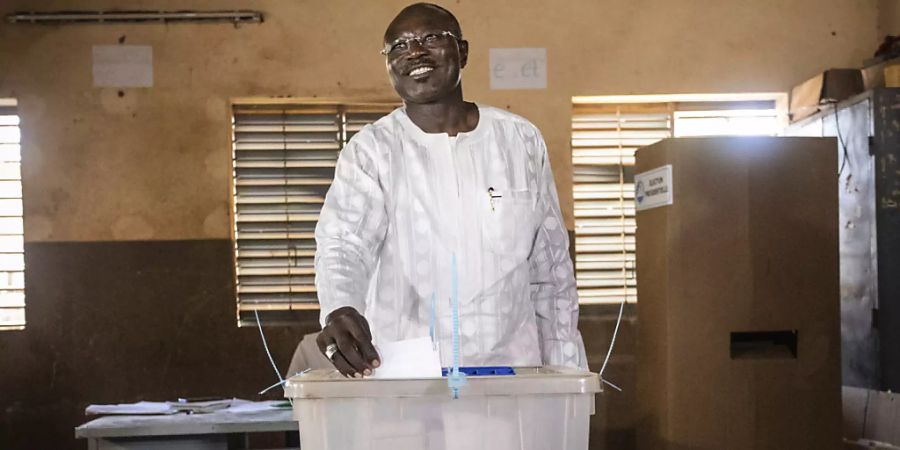 Eddie KomboÔgo, Kandidat der Opposition- Kongresses f ̧r Demokratie und Fortschritt (CDP), wirft seinen Stimmzettel f ̧r die Pr‰sidentschafts- und Parlamentswahlen in eine Wahlurne. Foto: Sophie Garcia/AP/dpa