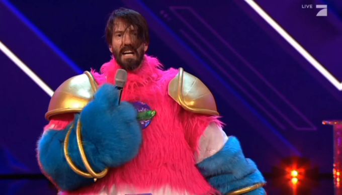 Bandmitglied von «TheBossHoss», Alec Völkel steckte im Alienkostüm. The Masked Singer