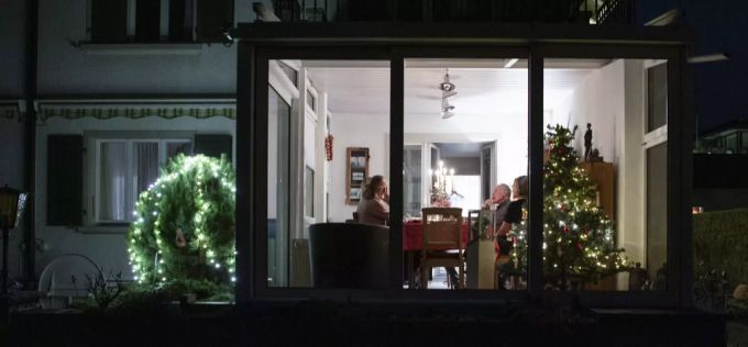 Eine Familie feiert Weihnachten. Wie sich das Fest auf die Corona-Situation auswirkt, ist noch unklar. Coronavirus Schweiz Verschärfen Kantone