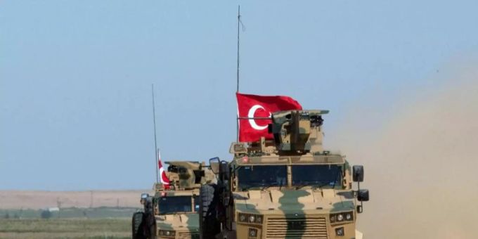 Gepanzerte Militärfahrzeuge der türkischen Streitkräfte. Die Türkei hat in der nordirakischen Provinz Dohuk einen grossangelegten Militäreinsatz gegen die PKK begonnen. Foto: Maya Alleruzzo/AP/dpa Gepanzerte Militärfahrzeuge der türkischen Streitkräfte. Die Türkei hat in der nordirakischen Provinz Dohuk einen grossangelegten Militäreinsatz gegen die PKK begonnen. Foto: Maya Alleruzzo/AP/dpa