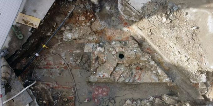 Der freigelegte Bereich des Freibads auf dem Kurplatz in Baden AG mit den Resten der römischen Brunnenanlage. baden ag kurplatz freibad