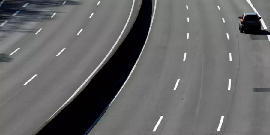 Fahrzeug auf einer Autobahn