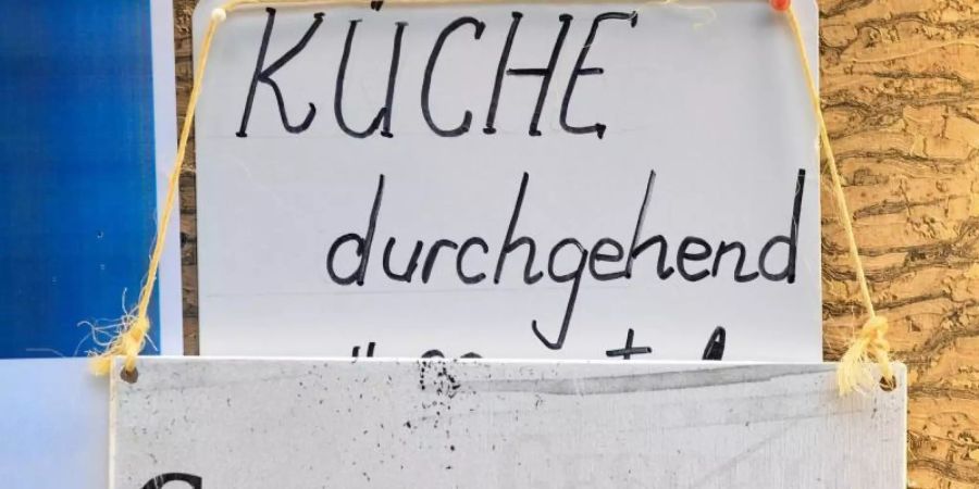 "Küche durchgehend geschlossen" prangt im Schaufenster eines Restaurants in der berühmten Rüdesheimer Drosselgasse. Foto: Arne Dedert/dpa