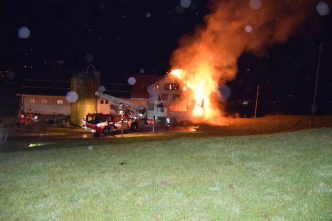 In Urnäsch AR ist am Dienstagabend ein unbewohntes Bauernhaus in Brand geraten. Kapo Appenzell Ausserrhoden