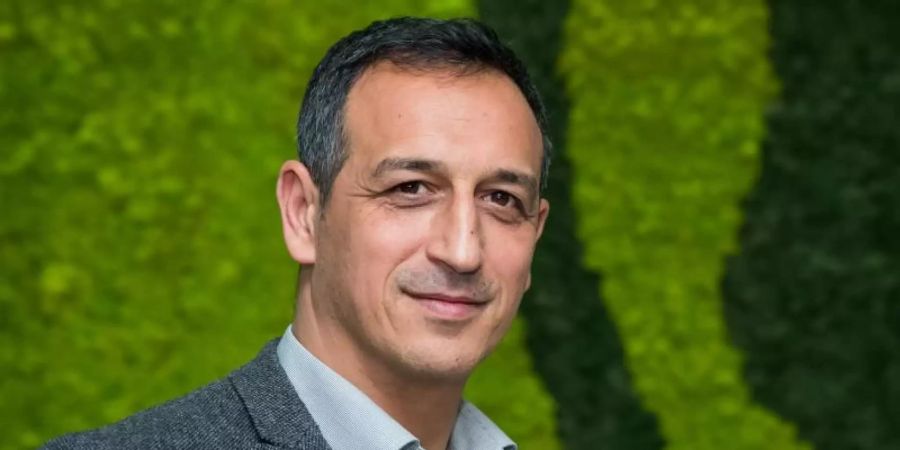 Ist genervt von der Debatte um die Frisuren der Fussballprofis zu Corona-Zeiten: Fürths Sportdirektor Rachid Azzouzi. Foto: Daniel Karmann/dpa