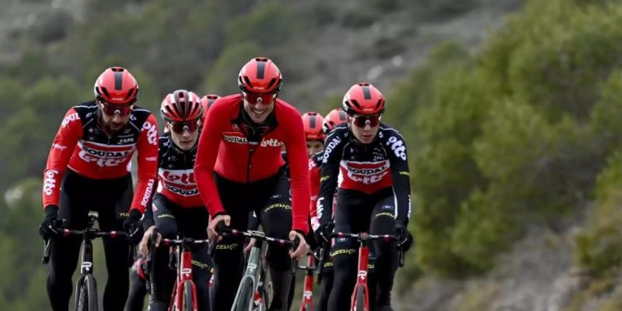 Beim Trainining mit dem Team Lotto-Soudal: John Degenkolb (M.). Foto: Dirk Waem/BELGA/dpa