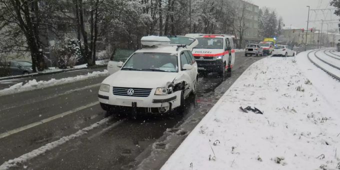 Frontalkollision zwischen zwei Personenwagen.