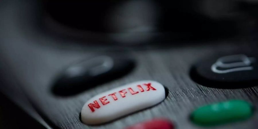 Netflix erhöht die Preise für den Standardtarif und den Premiumtarif. Foto: Rolf Vennenbernd/dpa