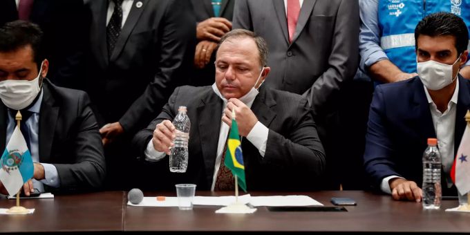 Brasiliens Gesundheitsminister Eduardo Pazuello (Mitte). Coronavirus