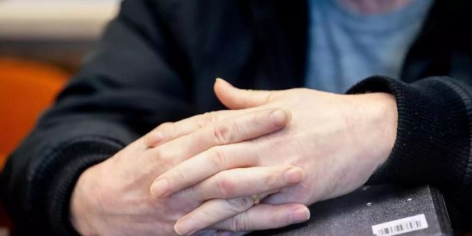 Ein wegen Mordes angeklagter Mann soll seine Ehefrau nach 17 gemeinsamen Jahren und nach der Trennung mit einem Kopfschuss getötet haben. Foto: Matthias Balk/dpa Ein wegen Mordes angeklagter Mann soll seine Ehefrau nach 17 gemeinsamen Jahren und nach der Trennung mit einem Kopfschuss getötet haben. Foto: Matthias Balk/dpa
