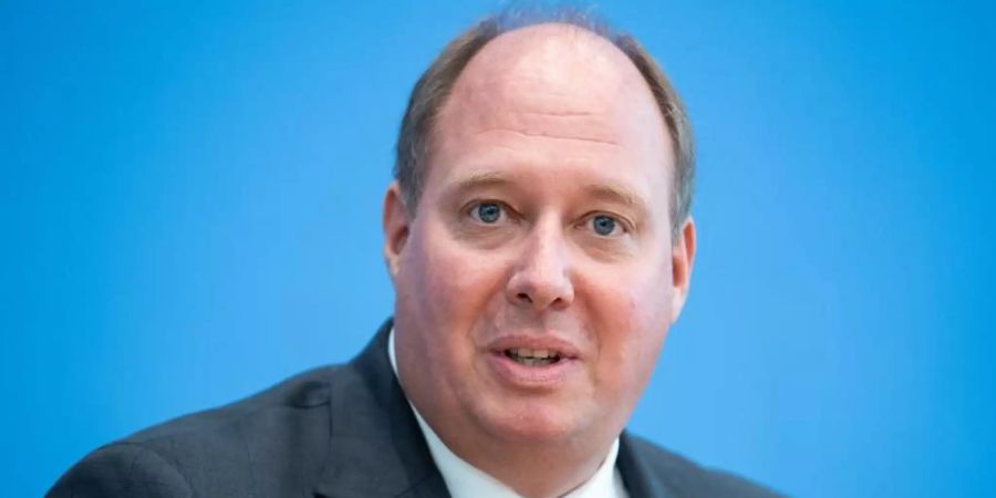 Die Schuldenbremse kann nach Einschätzung von Kanzleramtschef Helge Braun in den kommenden Jahren nicht eingehalten werden - der CDU-Politiker plädiert für eine Grundgesetzänderung. Foto: Bernd von Jutrczenka/dpa