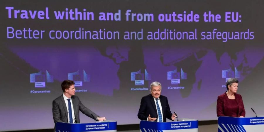 EU-Kommissare Reynders (m.) und Johansson (r.)
