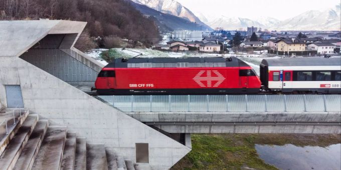 Einer der ersten Züge fährtdurch den heute um 10 Uhr in Betrieb genommenen Ceneri-Basistunnel, am Sonntag, 13. Dezember 2020, in Camorino. ceneri