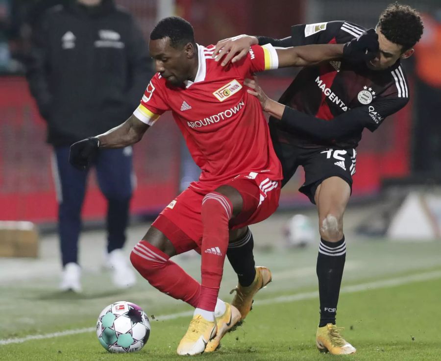Unions Sheraldo Becker (l.) im Duell mit Jamal Musiala (r.) von den Bayern.