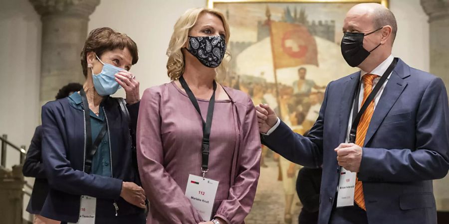 Marieke Kruit, SP (in der Mitte), zieht neu in den Berner Gemeinderat ein - Franziska Teuscher, Grüne (links) und Michael Aebersold (SP) wurden wiedergewählt.