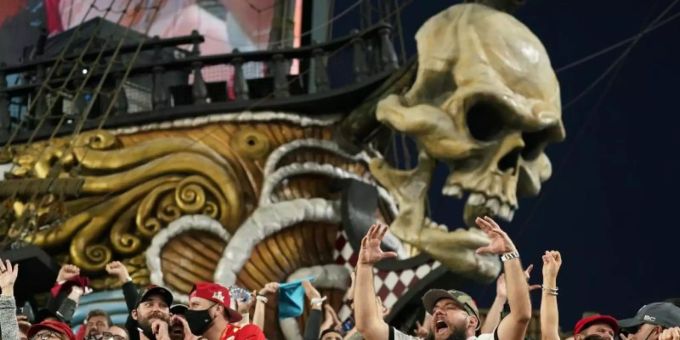 Fans verfolgen das Spiel - teilweise ohne Masken zu tragen. Foto: Mark Humphrey/AP/dpa Fans verfolgen das Spiel - teilweise ohne Masken zu tragen. Foto: Mark Humphrey/AP/dpa