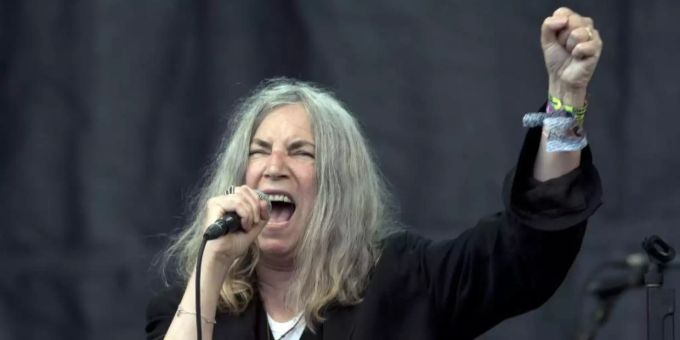 Patti Smith beim Glastonbury Festival 2015. Foto: Hannah Mckay/EPA/dpa Patti Smith beim Glastonbury Festival 2015. Foto: Hannah Mckay/EPA/dpa