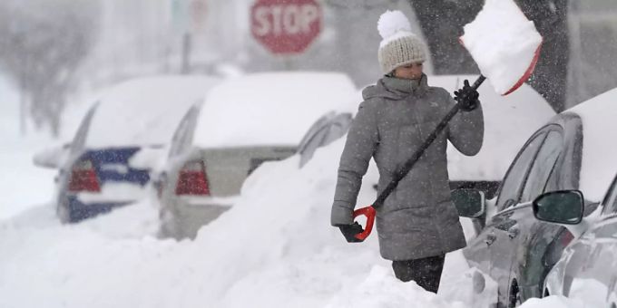 Eine Frau schaufelt Schnee um ihr Auto zu befreien. Glatte Strassen und Schneeregen haben bei einem schweren Wintersturm im Nordosten der USA für mehrere Tote gesorgt. Der Schneefall hatte in einigen Küstenbundesstaaten am späten Mittwochnachmittag (Ortszeit) eingesetzt. Foto: Charles Krupa/AP/dpa Eine Frau schaufelt Schnee um ihr Auto zu befreien. Glatte Strassen und Schneeregen haben bei einem schweren Wintersturm im Nordosten der USA für mehrere Tote gesorgt. Der Schneefall hatte in einigen Küstenbundesstaaten am späten Mittwochnachmittag (Ortszeit) eingesetzt. Foto: Charles Krupa/AP/dpa