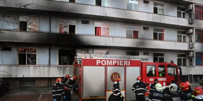 Feuerwehr vor dem Krankenhaus in Bukarest. krankenhaus rumänien