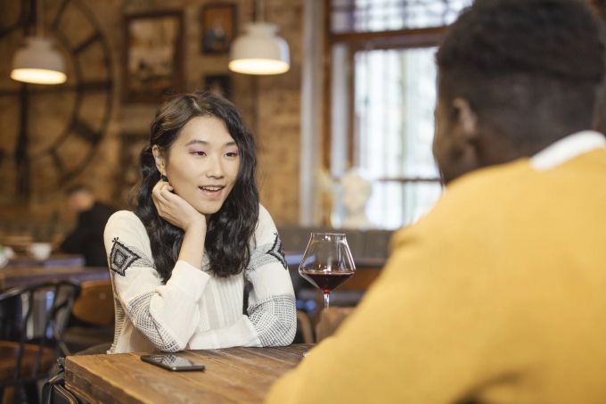 Ein schönes Restaurant, ein gutes Gläschen Wein - eine Möglichkeit für das erste Date. Date, Verabredung, Restaurant, Pärchen