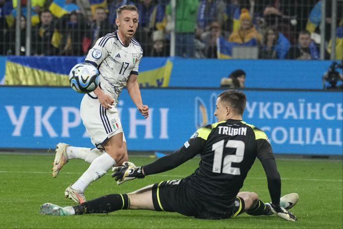 Der Ukrainer Anatoliy Trubin pariert einen Schuss von Davide Frattesi im letzten Quali-Gruppenspiel zur EM 2024. EM 2024