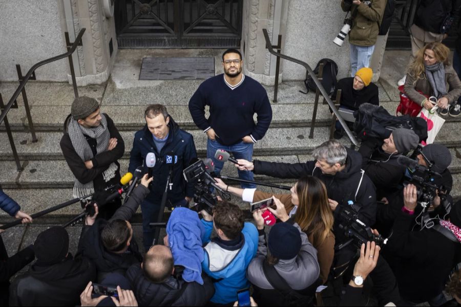 Brian wurde Ende 2023 aus dem Gefängnis entlassen. Draussen wurde er von zahlreichen Journalistinnen und Journalisten empfangen.