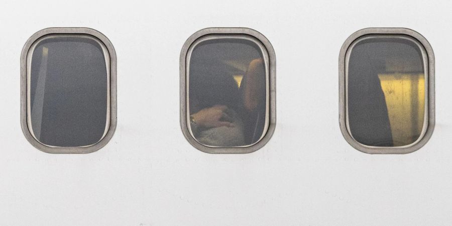 Aus Israel kommende Passagiere warten in einer Lufthansa-Maschine am Flughafen Frankfurt/Main auf den Ausstieg.