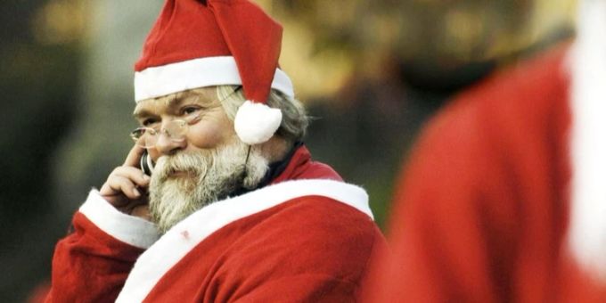 Der Samichlaus ist dieses Jahr telefonisch erreichbar. Samichlaus am telefonieren.