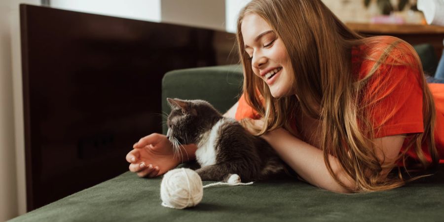 Frau spielt mit Katze