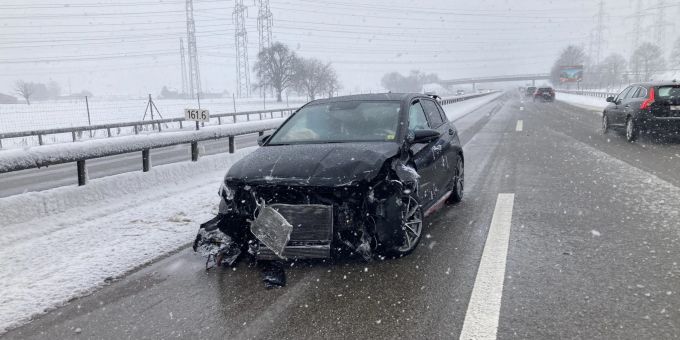 Verkehrsunfall auf der A3 bei Mollis. Verkehrsunfall auf A3